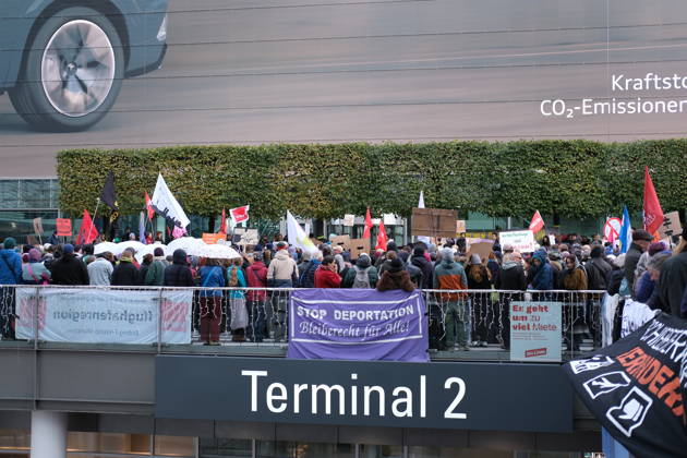 Protest at Munich Airport against planned deportation terminal MUNICH, GERMANY - OCTOBER 24: Protesters gather on a terrace outside Terminal 2 at Munich Airport holding banners during a demonstration against a planned deportation terminal in Munich, Germany on October 24, 2026. The rally is directed against a facility the federal government plans to use for mass deportations from 2028. Merve Goettl Anadolu Munich Germany. Editorial use only. Please get in touch for any other usage.  Copyright: x2026xAnadoluxMervexGoettlx