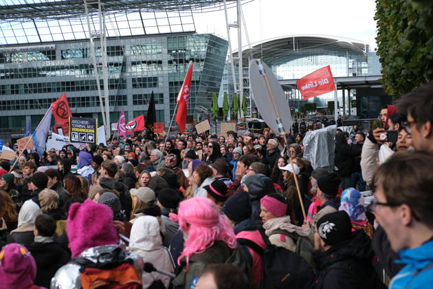 Protest at Munich Airport against planned deportation terminal MUNICH, GERMANY - OCTOBER 24: A large crowd of protesters gather outside the MAC Forum at Munich Airport during a demonstration against a planned deportation terminal in Munich, Germany on October 24, 2026. Demonstrators carry flags and banners including those of the campaign Abschiebeterminal MUC verhindern! and the party Die Linke. Merve Goettl Anadolu Munich Germany. Editorial use only. Please get in touch for any other usage.  Copyright: x2026xAnadoluxMervexGoettlx