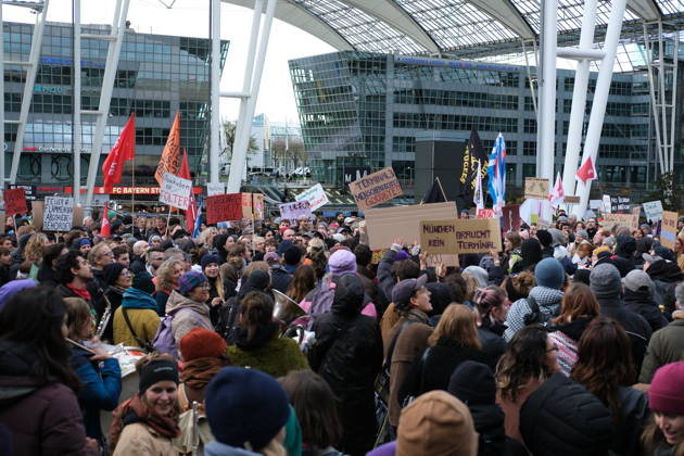 Protest at Munich Airport against planned deportation terminal MUNICH, GERMANY - OCTOBER 24: A large crowd of protesters gather and hold signs and banners during a demonstration against a planned deportation terminal outside the MAC Forum at Munich Airport in Munich, Germany on October 24, 2026. The rally targets a planned deportation terminal that Germany s federal government intends to operate at the airport from 2028. Merve Goettl Anadolu Munich Germany. Editorial use only. Please get in touch for any other usage.  Copyright: x2026xAnadoluxMervexGoettlx