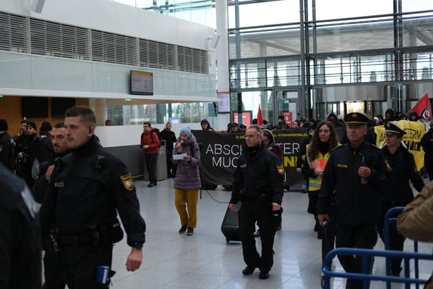 Protest at Munich Airport against planned deportation terminal MUNICH, GERMANY - OCTOBER 24: Police officers escort protesters carrying banners through the terminal building of Munich Airport as demonstrators march against a planned deportation terminal in Munich, Germany on October 24, 2026. The campaign Abschiebeterminal MUC verhindern! opposes plans to process deportations at the airport from 2028. Merve Goettl Anadolu Munich Germany. Editorial use only. Please get in touch for any other usage.  Copyright: x2026xAnadoluxMervexGoettlx