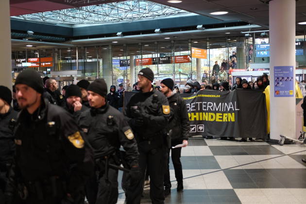 Protest at Munich Airport against planned deportation terminal MUNICH, GERMANY - OCTOBER 24: Police officers form a line in front of protesters holding a banner reading Abschiebeterminal verhindern (Stop the Deportation Terminal) inside the terminal building at Munich Airport in Munich, Germany on October 24, 2026. The demonstration targeted plans to build a dedicated deportation facility at the airport, set to operate from 2028. Merve Goettl Anadolu Munich Germany. Editorial use only. Please get in touch for any other usage.  Copyright: x2026xAnadoluxMervexGoettlx