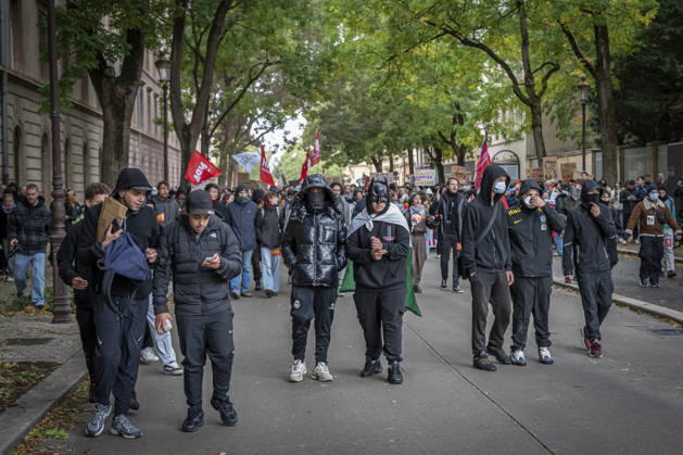 October 24, 2026, Lorraine, Metz: Once again, several hundred people are demonstrating in Metz, France, on Saturday—students, university students, labor unions, and Yellow Vests gathered at the Place de la République. From there, they marched through the city center to the Centre Pompidou Metz. Escorted by a heavy police presence, the demonstration proceeded peacefull Protest241026001.jpg