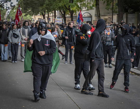 October 24, 2026, Lorraine, Metz: Once again, several hundred people are demonstrating in Metz, France, on Saturday—students, university students, labor unions, and Yellow Vests gathered at the Place de la République. From there, they marched through the city center to the Centre Pompidou Metz. Escorted by a heavy police presence, the demonstration proceeded peacefull Protest241026001.jpg