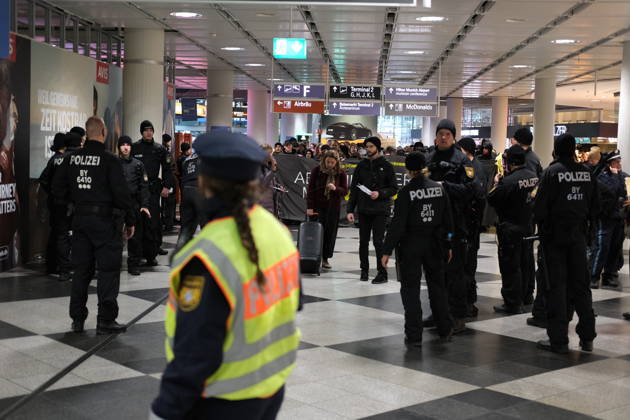 Protest at Munich Airport against planned deportation terminal MUNICH, GERMANY - OCTOBER 24: German police officers surround protesters holding a banner inside the terminal building at Munich Airport in Munich, Germany on October 24, 2026. The demonstration was held against a planned deportation terminal that the federal government intends to operate at the airport from 2028. Merve Goettl Anadolu Munich Germany. Editorial use only. Please get in touch for any other usage.  Copyright: x2026xAnadoluxMervexGoettlx