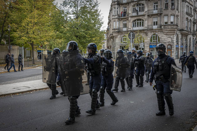 October 24, 2026, Lorraine, Metz: Once again, several hundred people are demonstrating in Metz, France, on Saturday—students, university students, labor unions, and Yellow Vests gathered at the Place de la République. From there, they marched through the city center to the Centre Pompidou Metz. Escorted by a heavy police presence, the demonstration proceeded peacefull Protest241026001.jpg