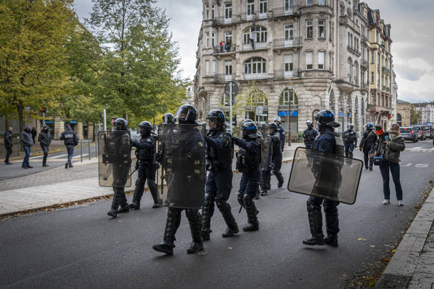 October 24, 2026, Lorraine, Metz: Once again, several hundred people are demonstrating in Metz, France, on Saturday—students, university students, labor unions, and Yellow Vests gathered at the Place de la République. From there, they marched through the city center to the Centre Pompidou Metz. Escorted by a heavy police presence, the demonstration proceeded peacefull Protest241026001.jpg
