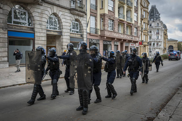 October 24, 2026, Lorraine, Metz: Once again, several hundred people are demonstrating in Metz, France, on Saturday—students, university students, labor unions, and Yellow Vests gathered at the Place de la République. From there, they marched through the city center to the Centre Pompidou Metz. Escorted by a heavy police presence, the demonstration proceeded peacefull Protest241026001.jpg