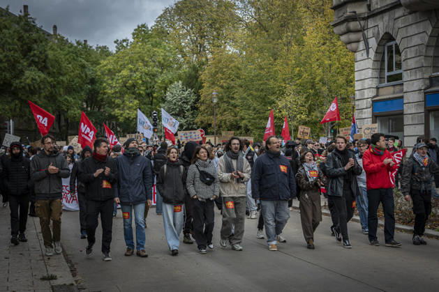 October 24, 2026, Lorraine, Metz: Once again, several hundred people are demonstrating in Metz, France, on Saturday—students, university students, labor unions, and Yellow Vests gathered at the Place de la République. From there, they marched through the city center to the Centre Pompidou Metz. Escorted by a heavy police presence, the demonstration proceeded peacefull Protest241026001.jpg