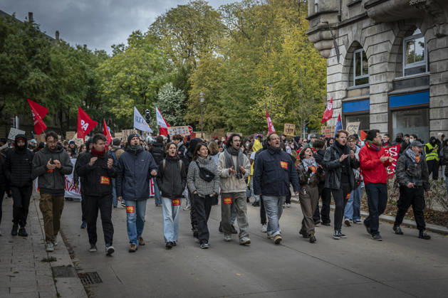 October 24, 2026, Lorraine, Metz: Once again, several hundred people are demonstrating in Metz, France, on Saturday—students, university students, labor unions, and Yellow Vests gathered at the Place de la République. From there, they marched through the city center to the Centre Pompidou Metz. Escorted by a heavy police presence, the demonstration proceeded peacefull Protest241026001.jpg