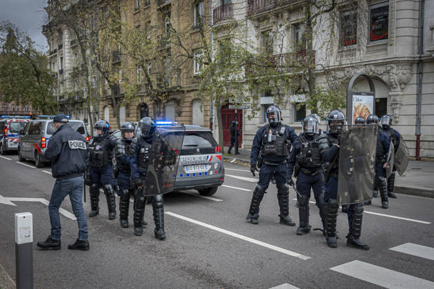 October 24, 2026, Lorraine, Metz: Once again, several hundred people are demonstrating in Metz, France, on Saturday—students, university students, labor unions, and Yellow Vests gathered at the Place de la République. From there, they marched through the city center to the Centre Pompidou Metz. Escorted by a heavy police presence, the demonstration proceeded peacefull Protest241026001.jpg