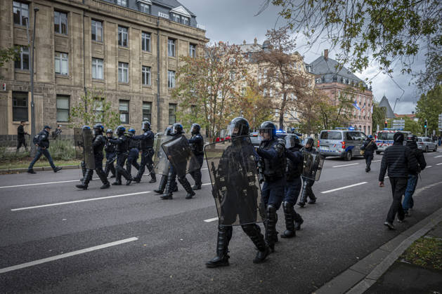 October 24, 2026, Lorraine, Metz: Once again, several hundred people are demonstrating in Metz, France, on Saturday—students, university students, labor unions, and Yellow Vests gathered at the Place de la République. From there, they marched through the city center to the Centre Pompidou Metz. Escorted by a heavy police presence, the demonstration proceeded peacefull Protest241026001.jpg