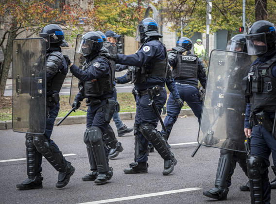 October 24, 2026, Lorraine, Metz: Once again, several hundred people are demonstrating in Metz, France, on Saturday—students, university students, labor unions, and Yellow Vests gathered at the Place de la République. From there, they marched through the city center to the Centre Pompidou Metz. Escorted by a heavy police presence, the demonstration proceeded peacefull Protest241026001.jpg