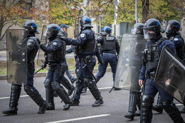 October 24, 2026, Lorraine, Metz: Once again, several hundred people are demonstrating in Metz, France, on Saturday—students, university students, labor unions, and Yellow Vests gathered at the Place de la République. From there, they marched through the city center to the Centre Pompidou Metz. Escorted by a heavy police presence, the demonstration proceeded peacefull Protest241026001.jpg