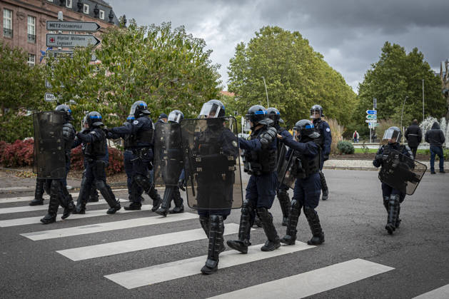 October 24, 2026, Lorraine, Metz: Once again, several hundred people are demonstrating in Metz, France, on Saturday—students, university students, labor unions, and Yellow Vests gathered at the Place de la République. From there, they marched through the city center to the Centre Pompidou Metz. Escorted by a heavy police presence, the demonstration proceeded peacefull Protest241026001.jpg
