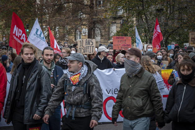 October 24, 2026, Lorraine, Metz: Once again, several hundred people are demonstrating in Metz, France, on Saturday—students, university students, labor unions, and Yellow Vests gathered at the Place de la République. From there, they marched through the city center to the Centre Pompidou Metz. Escorted by a heavy police presence, the demonstration proceeded peacefull Protest241026001.jpg
