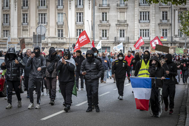 October 24, 2026, Lorraine, Metz: Once again, several hundred people are demonstrating in Metz, France, on Saturday—students, university students, labor unions, and Yellow Vests gathered at the Place de la République. From there, they marched through the city center to the Centre Pompidou Metz. Escorted by a heavy police presence, the demonstration proceeded peacefull Protest241026001.jpg