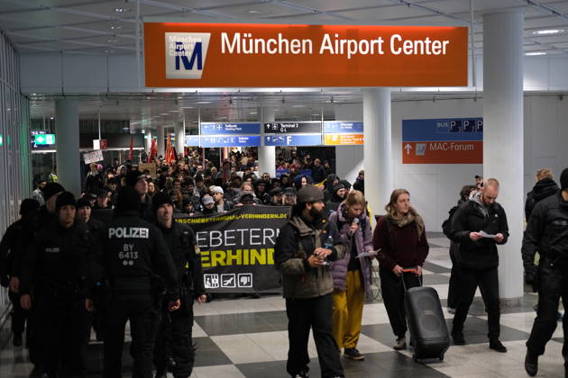 Protest at Munich Airport against planned deportation terminal MUNICH, GERMANY - OCTOBER 24: Police officers escort a crowd of demonstrators carrying a banner reading Abschiebeterminal verhindern (Stop the Deportation Terminal) through the Munchen Airport Center in Munich, Germany on October 24, 2026. The protest targets a planned deportation terminal at Munich Airport that the federal government intends to use for mass deportations from 2028. Merve Goettl Anadolu Munich Germany. Editorial use only. Please get in touch for any other usage.  Copyright: x2026xAnadoluxMervexGoettlx