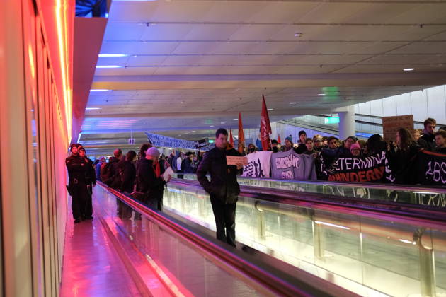 Protest at Munich Airport against planned deportation terminal MUNICH, GERMANY - OCTOBER 24: Protesters carrying banners and flags gather on a moving walkway inside the MAC Forum at Munich Airport during a demonstration against a planned deportation terminal in Munich, Germany on October 24, 2026. The campaign Abschiebeterminal MUC verhindern! opposes federal plans to process deportations at a new facility to be built at the airport from 2028. Merve Goettl Anadolu Munich Germany. Editorial use only. Please get in touch for any other usage.  Copyright: x2026xAnadoluxMervexGoettlx