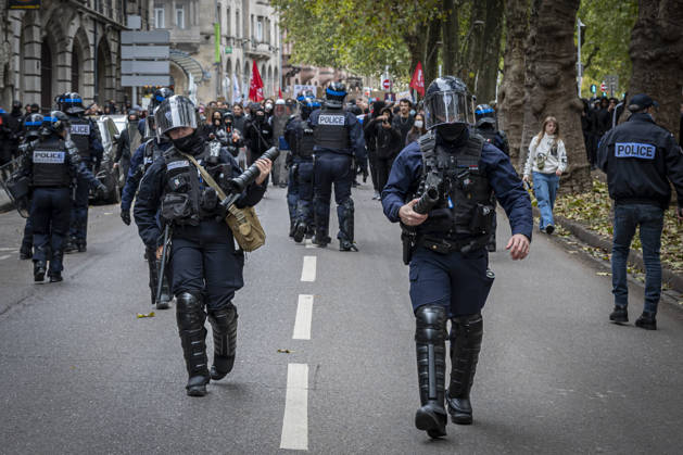 October 24, 2026, Lorraine, Metz: Once again, several hundred people are demonstrating in Metz, France, on Saturday—students, university students, labor unions, and Yellow Vests gathered at the Place de la République. From there, they marched through the city center to the Centre Pompidou Metz. Escorted by a heavy police presence, the demonstration proceeded peacefull Protest241026001.jpg