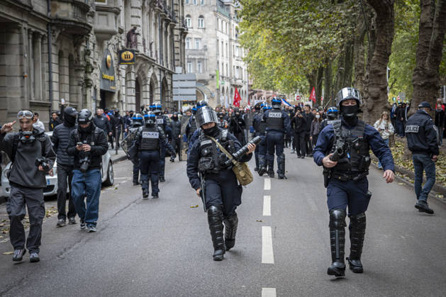 October 24, 2026, Lorraine, Metz: Once again, several hundred people are demonstrating in Metz, France, on Saturday—students, university students, labor unions, and Yellow Vests gathered at the Place de la République. From there, they marched through the city center to the Centre Pompidou Metz. Escorted by a heavy police presence, the demonstration proceeded peacefull Protest241026001.jpg