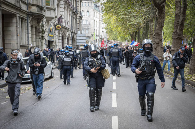 October 24, 2026, Lorraine, Metz: Once again, several hundred people are demonstrating in Metz, France, on Saturday—students, university students, labor unions, and Yellow Vests gathered at the Place de la République. From there, they marched through the city center to the Centre Pompidou Metz. Escorted by a heavy police presence, the demonstration proceeded peacefull Protest241026001.jpg