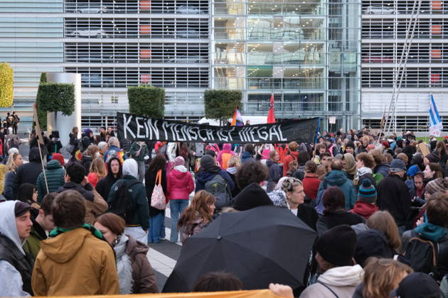 Protest at Munich Airport against planned deportation terminal MUNICH, GERMANY - OCTOBER 24: Protesters carry a large black banner reading Kein Mensch ist Illegal (No Human Is Illegal) during a demonstration against a planned deportation terminal outside the MAC Forum at Munich Airport in Munich, Germany on October 24, 2026. Germany s federal government plans to process deportations at the facility from 2028. Merve Goettl Anadolu Munich Germany. Editorial use only. Please get in touch for any other usage.  Copyright: x2026xAnadoluxMervexGoettlx