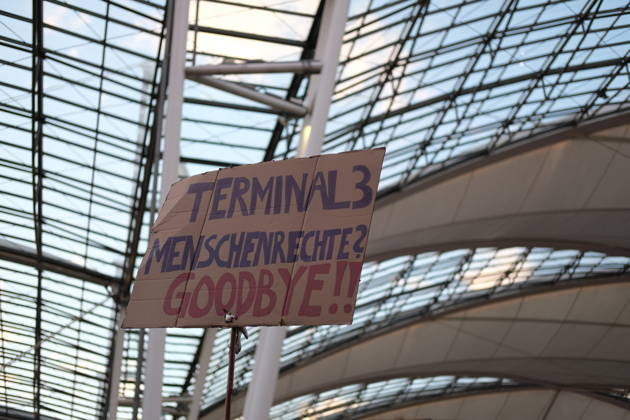Protest at Munich Airport against planned deportation terminal MUNICH, GERMANY - OCTOBER 24: A protester holds a handmade cardboard sign reading Terminal 3 Menschenrechte? Goodbye!! inside the MAC Forum at Munich Airport in Munich, Germany on October 24, 2026. The demonstration targets a planned deportation terminal the federal government intends to operate at the airport from 2028. Merve Goettl Anadolu Munich Germany. Editorial use only. Please get in touch for any other usage.  Copyright: x2026xAnadoluxMervexGoettlx