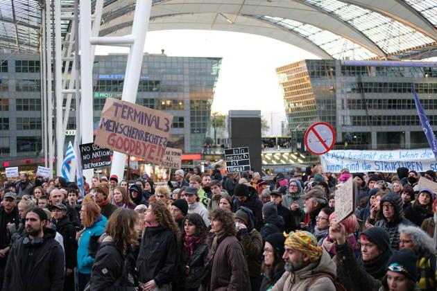 Protest at Munich Airport against planned deportation terminal MUNICH, GERMANY - OCTOBER 24: A large crowd of protesters holds signs reading Terminal 3 Menschenrechte? Goodbye!! during a demonstration against a planned deportation terminal outside the MAC Forum at Munich Airport in Munich, Germany on October 24, 2026. Germany s federal government plans to process deportations daily at the facility from 2028. Merve Goettl Anadolu Munich Germany. Editorial use only. Please get in touch for any other usage.  Copyright: x2026xAnadoluxMervexGoettlx