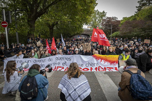October 24, 2026, Lorraine, Metz: Once again, several hundred people are demonstrating in Metz, France, on Saturday—students, university students, labor unions, and Yellow Vests gathered at the Place de la République. From there, they marched through the city center to the Centre Pompidou Metz. Escorted by a heavy police presence, the demonstration proceeded peacefull Protest241026001.jpg
