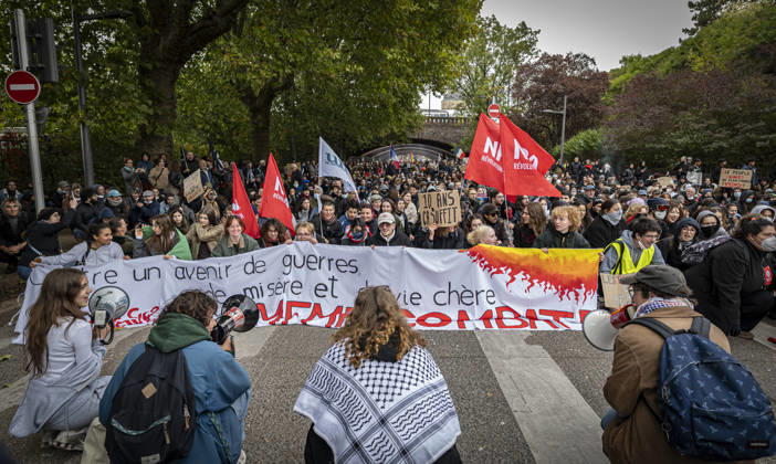 October 24, 2026, Lorraine, Metz: Once again, several hundred people are demonstrating in Metz, France, on Saturday—students, university students, labor unions, and Yellow Vests gathered at the Place de la République. From there, they marched through the city center to the Centre Pompidou Metz. Escorted by a heavy police presence, the demonstration proceeded peacefull Protest241026001.jpg