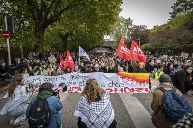 October 24, 2026, Lorraine, Metz: Once again, several hundred people are demonstrating in Metz, France, on Saturday—students, university students, labor unions, and Yellow Vests gathered at the Place de la République. From there, they marched through the city center to the Centre Pompidou Metz. Escorted by a heavy police presence, the demonstration proceeded peacefull Protest241026001.jpg