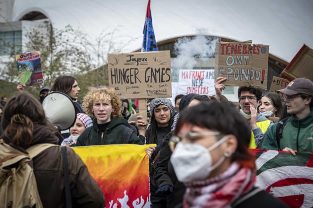 October 24, 2026, Lorraine, Metz: Once again, several hundred people are demonstrating in Metz, France, on Saturday—students, university students, labor unions, and Yellow Vests gathered at the Place de la République. From there, they marched through the city center to the Centre Pompidou Metz. Escorted by a heavy police presence, the demonstration proceeded peacefull Protest241026001.jpg