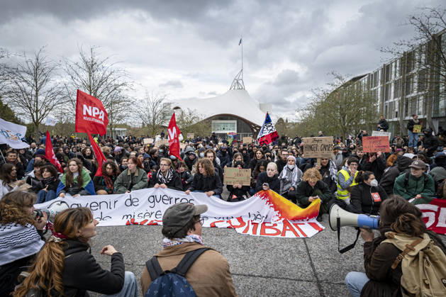 October 24, 2026, Lorraine, Metz: Once again, several hundred people are demonstrating in Metz, France, on Saturday—students, university students, labor unions, and Yellow Vests gathered at the Place de la République. From there, they marched through the city center to the Centre Pompidou Metz. Escorted by a heavy police presence, the demonstration proceeded peacefull Protest241026001.jpg