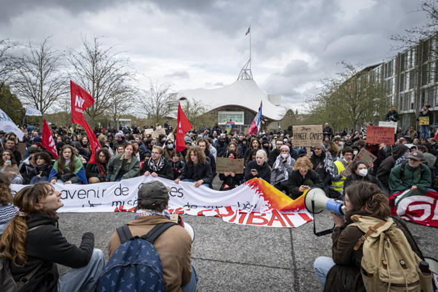 October 24, 2026, Lorraine, Metz: Once again, several hundred people are demonstrating in Metz, France, on Saturday—students, university students, labor unions, and Yellow Vests gathered at the Place de la République. From there, they marched through the city center to the Centre Pompidou Metz. Escorted by a heavy police presence, the demonstration proceeded peacefull Protest241026001.jpg