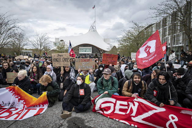 October 24, 2026, Lorraine, Metz: Once again, several hundred people are demonstrating in Metz, France, on Saturday—students, university students, labor unions, and Yellow Vests gathered at the Place de la République. From there, they marched through the city center to the Centre Pompidou Metz. Escorted by a heavy police presence, the demonstration proceeded peacefull Protest241026001.jpg