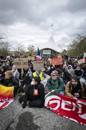 October 24, 2026, Lorraine, Metz: Once again, several hundred people are demonstrating in Metz, France, on Saturday—students, university students, labor unions, and Yellow Vests gathered at the Place de la République. From there, they marched through the city center to the Centre Pompidou Metz. Escorted by a heavy police presence, the demonstration proceeded peacefull Protest241026001.jpg