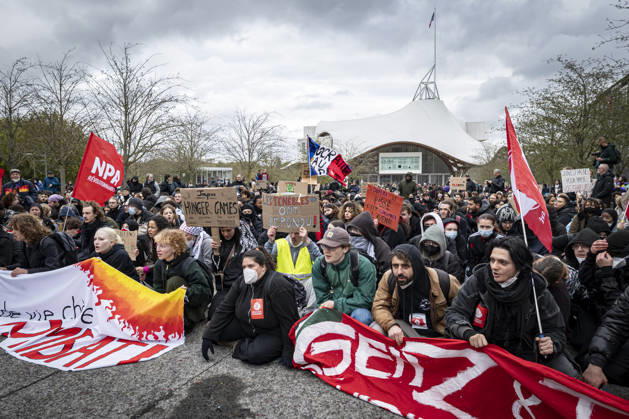October 24, 2026, Lorraine, Metz: Once again, several hundred people are demonstrating in Metz, France, on Saturday—students, university students, labor unions, and Yellow Vests gathered at the Place de la République. From there, they marched through the city center to the Centre Pompidou Metz. Escorted by a heavy police presence, the demonstration proceeded peacefull Protest241026001.jpg