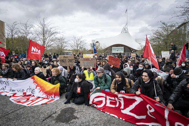 October 24, 2026, Lorraine, Metz: Once again, several hundred people are demonstrating in Metz, France, on Saturday—students, university students, labor unions, and Yellow Vests gathered at the Place de la République. From there, they marched through the city center to the Centre Pompidou Metz. Escorted by a heavy police presence, the demonstration proceeded peacefull Protest241026001.jpg