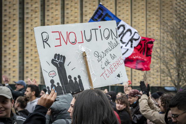 October 24, 2026, Lorraine, Metz: Once again, several hundred people are demonstrating in Metz, France, on Saturday—students, university students, labor unions, and Yellow Vests gathered at the Place de la République. From there, they marched through the city center to the Centre Pompidou Metz. Escorted by a heavy police presence, the demonstration proceeded peacefull Protest241026001.jpg
