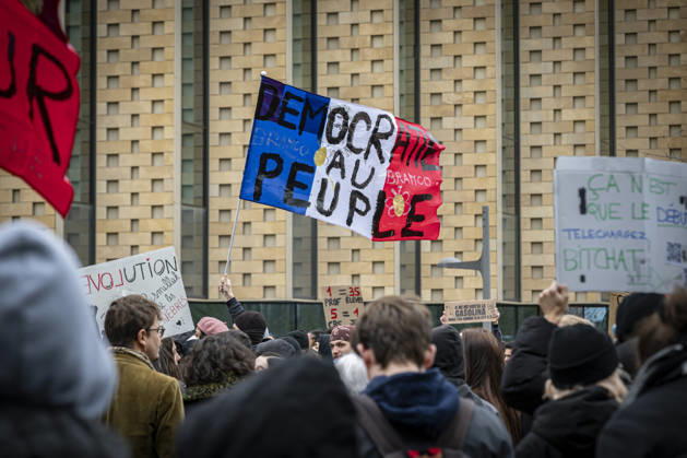 October 24, 2026, Lorraine, Metz: Once again, several hundred people are demonstrating in Metz, France, on Saturday—students, university students, labor unions, and Yellow Vests gathered at the Place de la République. From there, they marched through the city center to the Centre Pompidou Metz. Escorted by a heavy police presence, the demonstration proceeded peacefull Protest241026001.jpg