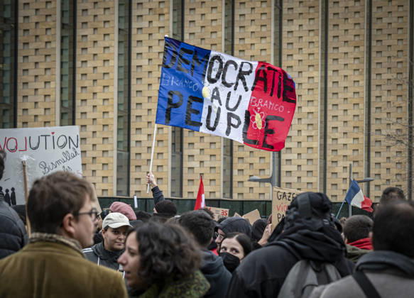 October 24, 2026, Lorraine, Metz: Once again, several hundred people are demonstrating in Metz, France, on Saturday—students, university students, labor unions, and Yellow Vests gathered at the Place de la République. From there, they marched through the city center to the Centre Pompidou Metz. Escorted by a heavy police presence, the demonstration proceeded peacefull Protest241026001.jpg