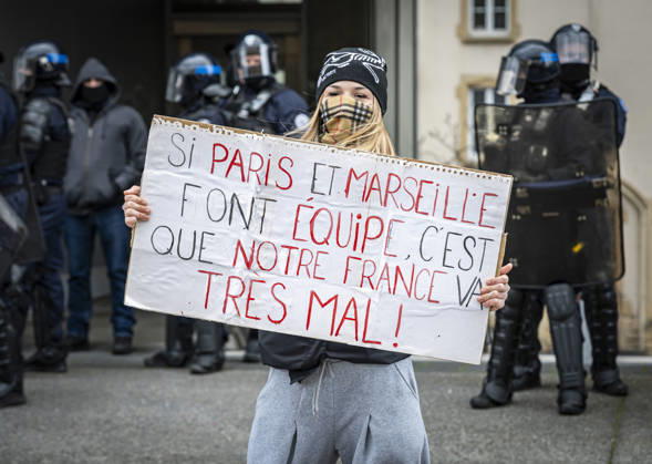 October 24, 2026, Lorraine, Metz: Once again, several hundred people are demonstrating in Metz, France, on Saturday—students, university students, labor unions, and Yellow Vests gathered at the Place de la République. From there, they marched through the city center to the Centre Pompidou Metz. Escorted by a heavy police presence, the demonstration proceeded peacefull Protest241026001.jpg