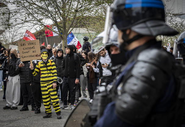 October 24, 2026, Lorraine, Metz: Once again, several hundred people are demonstrating in Metz, France, on Saturday—students, university students, labor unions, and Yellow Vests gathered at the Place de la République. From there, they marched through the city center to the Centre Pompidou Metz. Escorted by a heavy police presence, the demonstration proceeded peacefull Protest241026001.jpg