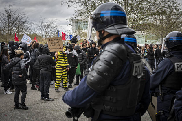 October 24, 2026, Lorraine, Metz: Once again, several hundred people are demonstrating in Metz, France, on Saturday—students, university students, labor unions, and Yellow Vests gathered at the Place de la République. From there, they marched through the city center to the Centre Pompidou Metz. Escorted by a heavy police presence, the demonstration proceeded peacefull Protest241026001.jpg