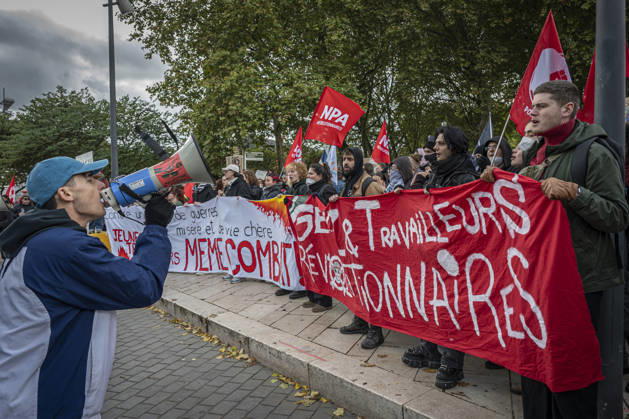 October 24, 2026, Lorraine, Metz: Once again, several hundred people are demonstrating in Metz, France, on Saturday—students, university students, labor unions, and Yellow Vests gathered at the Place de la République. From there, they marched through the city center to the Centre Pompidou Metz. Escorted by a heavy police presence, the demonstration proceeded peacefull Protest241026001.jpg