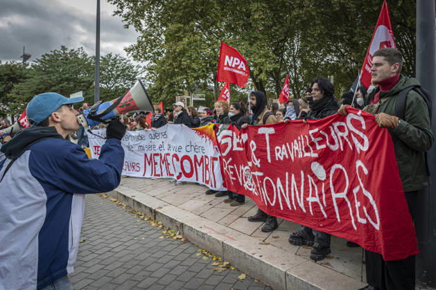 October 24, 2026, Lorraine, Metz: Once again, several hundred people are demonstrating in Metz, France, on Saturday—students, university students, labor unions, and Yellow Vests gathered at the Place de la République. From there, they marched through the city center to the Centre Pompidou Metz. Escorted by a heavy police presence, the demonstration proceeded peacefull Protest241026001.jpg