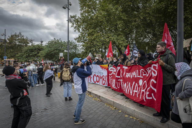October 24, 2026, Lorraine, Metz: Once again, several hundred people are demonstrating in Metz, France, on Saturday—students, university students, labor unions, and Yellow Vests gathered at the Place de la République. From there, they marched through the city center to the Centre Pompidou Metz. Escorted by a heavy police presence, the demonstration proceeded peacefull Protest241026001.jpg