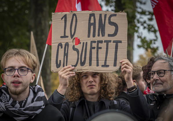 October 24, 2026, Lorraine, Metz: Once again, several hundred people are demonstrating in Metz, France, on Saturday—students, university students, labor unions, and Yellow Vests gathered at the Place de la République. From there, they marched through the city center to the Centre Pompidou Metz. Escorted by a heavy police presence, the demonstration proceeded peacefull Protest241026001.jpg