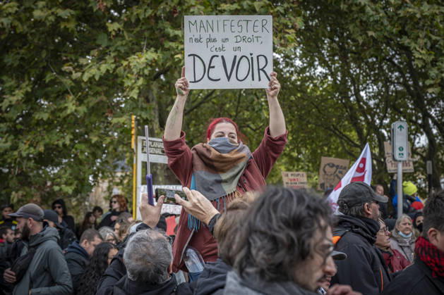 October 24, 2026, Lorraine, Metz: Once again, several hundred people are demonstrating in Metz, France, on Saturday—students, university students, labor unions, and Yellow Vests gathered at the Place de la République. From there, they marched through the city center to the Centre Pompidou Metz. Escorted by a heavy police presence, the demonstration proceeded peacefull Protest241026001.jpg