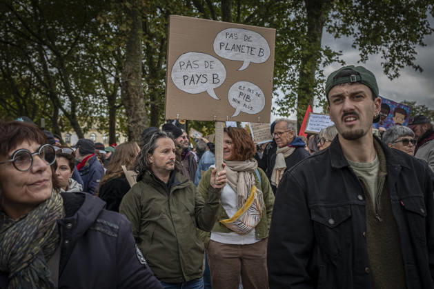 October 24, 2026, Lorraine, Metz: Once again, several hundred people are demonstrating in Metz, France, on Saturday—students, university students, labor unions, and Yellow Vests gathered at the Place de la République. From there, they marched through the city center to the Centre Pompidou Metz. Escorted by a heavy police presence, the demonstration proceeded peacefull Protest241026001.jpg